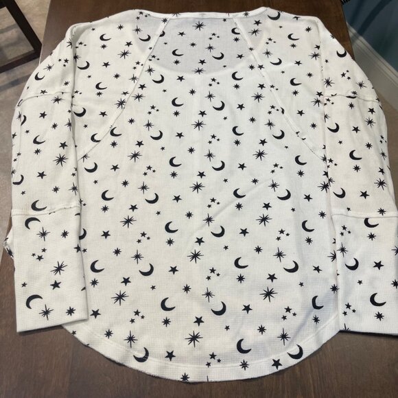 Lucky Brand Waffle Knit Tee Women's Size Medium Star Moon Print Black White - Picture 11 of 11